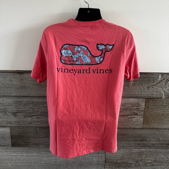 Vineyard Vines Whale Fill Short Sleeve Graphic Pocket Shirt size medium (G1) - Picture 3 of 7